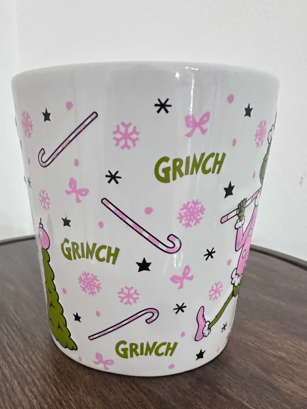 Dr. Seuss The Grinch Pink Sparkle Santa Suit Embossed Ceramic Mug 20 oz - Picture 3 of 8